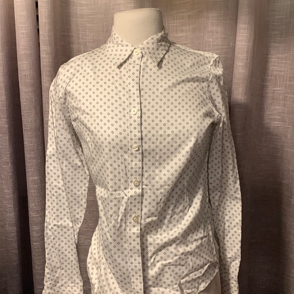 Banana Republic Tops - NWOT Banana Republic non iron fitted button down shirt size 4